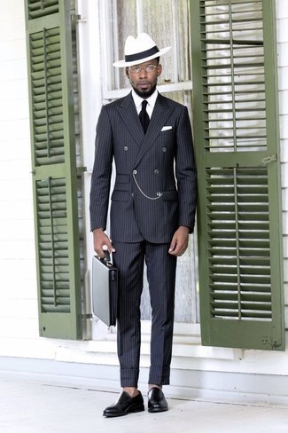 Grauen vertikal gestreiften Anzug kombinieren – 266 Herren Outfits: Entscheiden Sie sich für einen grauen vertikal gestreiften Anzug und ein weißes Businesshemd für einen stilvollen, eleganten Look. Schwarze Leder Slipper sind eine großartige Wahl, um dieses Outfit zu vervollständigen.