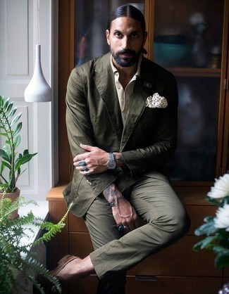 30 Jährige: Braune Wildleder Slipper kombinieren – 500+ Herren Outfits: Vereinigen Sie einen dunkelgrünen Anzug mit einem weißen Businesshemd für eine klassischen und verfeinerte Silhouette. Wenn Sie nicht durch und durch formal auftreten möchten, ergänzen Sie Ihr Outfit mit braunen Wildleder Slippern.