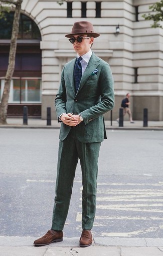 Dunkelblaue bedruckte Krawatte kombinieren – 482 Herren Outfits: Kombinieren Sie einen dunkelgrünen Anzug mit einer dunkelblauen bedruckten Krawatte für eine klassischen und verfeinerte Silhouette. Wenn Sie nicht durch und durch formal auftreten möchten, entscheiden Sie sich für braunen Wildleder Slipper.