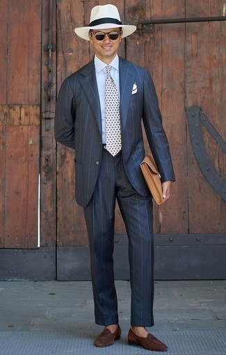 Weißes und dunkelblaues Einstecktuch kombinieren – 500+ Herren Outfits: Entscheiden Sie sich für einen dunkelblauen vertikal gestreiften Anzug und ein weißes und dunkelblaues Einstecktuch, um mühelos alles zu meistern, was auch immer der Tag bringen mag. Fügen Sie dunkelbraunen Wildleder Slipper für ein unmittelbares Style-Upgrade zu Ihrem Look hinzu.