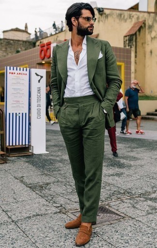 Rotbraune Wildleder Slipper kombinieren – 500+ Herren Outfits: Kombinieren Sie einen dunkelgrünen Anzug mit einem weißen Businesshemd für einen stilvollen, eleganten Look. Wählen Sie die legere Option mit rotbraunen Wildleder Slippern.