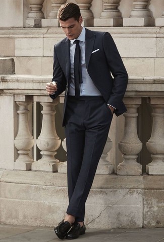 Wie schwarzen Anzug mit schwarzer Leder Slipper zu kombinieren – 113 Herren Outfits: Paaren Sie einen schwarzen Anzug mit einem weißen Businesshemd für einen stilvollen, eleganten Look. Fühlen Sie sich mutig? Vervollständigen Sie Ihr Outfit mit schwarzen Leder Slippern.
