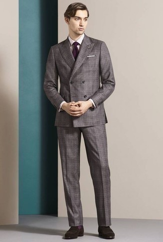 Violette Socken kombinieren – 156 Elegante Herren Outfits warm Wetter: Entscheiden Sie sich für einen grauen Anzug mit Schottenmuster und violetten Socken, um einen lockeren, aber dennoch stylischen Look zu erhalten. Fühlen Sie sich ideenreich? Wählen Sie dunkelbraunen Wildleder Slipper.