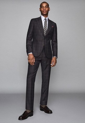 Dunkellila Leder Slipper kombinieren – 84 Herren Outfits: Kombinieren Sie einen dunkelgrauen Anzug mit einem weißen Businesshemd, um vor Klasse und Perfektion zu strotzen. Wählen Sie die legere Option mit dunkellila Leder Slippern.
