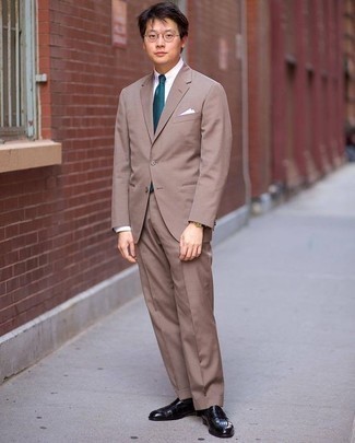 Dunkeltürkise Krawatte kombinieren – 500+ Herren Outfits: Kombinieren Sie einen braunen Anzug mit einer dunkeltürkisen Krawatte für eine klassischen und verfeinerte Silhouette. Fühlen Sie sich mutig? Vervollständigen Sie Ihr Outfit mit schwarzen Leder Slippern.