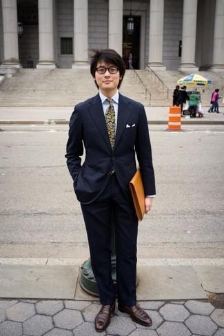 20 Jährige: Olivgrüne bedruckte Krawatte kombinieren – 6 Elegante Herren Outfits: Kombinieren Sie einen dunkelblauen Anzug mit einer olivgrünen bedruckten Krawatte für eine klassischen und verfeinerte Silhouette. Fühlen Sie sich ideenreich? Wählen Sie dunkelbraunen Leder Slipper.