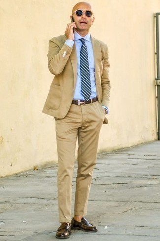 Dunkelblaue horizontal gestreifte Krawatte kombinieren – 310 Elegante Sommer Herren Outfits: Paaren Sie einen beige Anzug mit einer dunkelblauen horizontal gestreiften Krawatte für einen stilvollen, eleganten Look. Fühlen Sie sich mutig? Wählen Sie dunkelbraunen Leder Slipper. So einfach kann ein stylischer Sommer-Look sein.