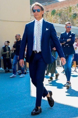 40 Jährige: Dunkelblaue Sonnenbrille kombinieren – 129 Herren Outfits: Kombinieren Sie einen blauen Anzug mit einer dunkelblauen Sonnenbrille für ein großartiges Wochenend-Outfit. Machen Sie Ihr Outfit mit schwarzen Leder Slippern eleganter.