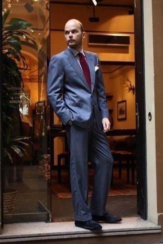 Dunkelrote Krawatte kombinieren – 500+ Herren Outfits: Tragen Sie einen blauen Anzug und eine dunkelrote Krawatte, um vor Klasse und Perfektion zu strotzen. Fühlen Sie sich ideenreich? Komplettieren Sie Ihr Outfit mit dunkelblauen Samt Slippern.