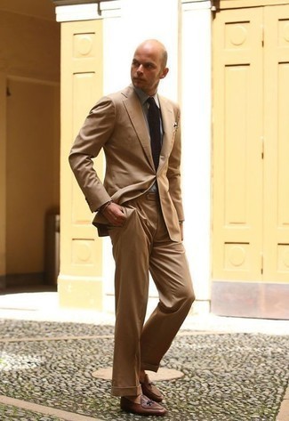 Dunkelbraune Krawatte kombinieren – 500+ Herren Outfits: Entscheiden Sie sich für einen klassischen Stil in einem beige Anzug und einer dunkelbraunen Krawatte. Suchen Sie nach leichtem Schuhwerk? Wählen Sie braunen Leder Slipper für den Tag.