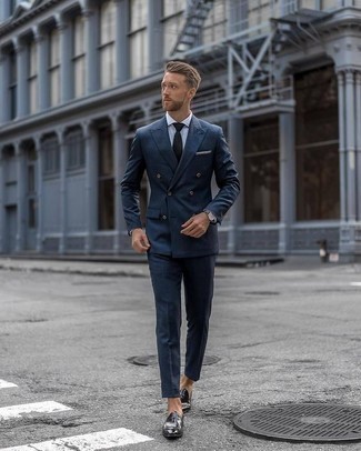 Wie schwarze Leder Slipper mit dunkelblauen Anzuges zu kombinieren – 223 Herren Outfits warm Wetter: Machen Sie sich mit einem dunkelblauen Anzug und einem weißen Businesshemd einen verfeinerten, eleganten Stil zu Nutze. Fühlen Sie sich mutig? Ergänzen Sie Ihr Outfit mit schwarzen Leder Slippern.