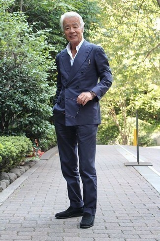 60 Jährige: Wie weißes Businesshemd mit dunkelblauen Anzuges zu kombinieren – 39 Elegante Sommer Herren Outfits: Vereinigen Sie einen dunkelblauen Anzug mit einem weißen Businesshemd für einen stilvollen, eleganten Look. Fühlen Sie sich ideenreich? Entscheiden Sie sich für dunkelblauen Wildleder Slipper. Dieses Outfit ist ein perfektes Sommer-Outfit.