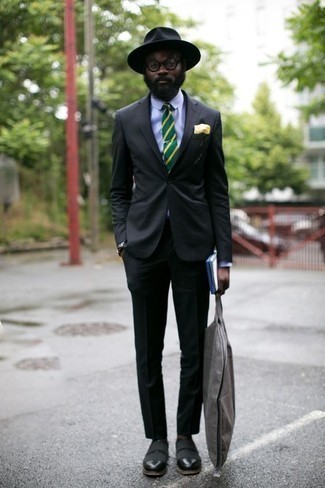 Mintgrüne horizontal gestreifte Krawatte kombinieren – 13 Elegante Sommer Herren Outfits: Kombinieren Sie einen schwarzen Anzug mit einer mintgrünen horizontal gestreiften Krawatte für einen stilvollen, eleganten Look. Fühlen Sie sich mutig? Vervollständigen Sie Ihr Outfit mit schwarzen Leder Slippern. Was für eine schöne Sommer-Outfit Idee!