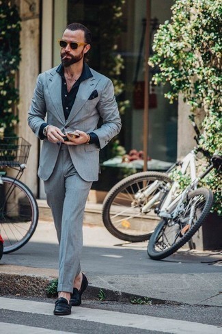 30 Jährige: Dunkelblaues Businesshemd kombinieren – 500+ Herren Outfits: Kombinieren Sie ein dunkelblaues Businesshemd mit einem hellblauen Anzug, um vor Klasse und Perfektion zu strotzen. Fühlen Sie sich ideenreich? Wählen Sie dunkelblauen Leder Slipper mit Fransen.