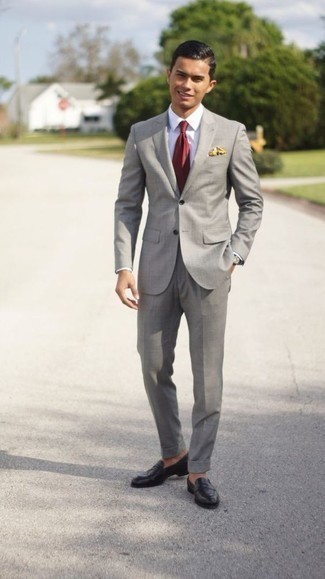 Rote Krawatte kombinieren – 500+ Herren Outfits: Vereinigen Sie einen grauen Anzug mit einer roten Krawatte für einen stilvollen, eleganten Look. Fühlen Sie sich ideenreich? Ergänzen Sie Ihr Outfit mit schwarzen Leder Slippern.