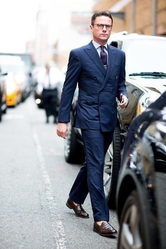 40 Jährige: Wie blauen Anzug mit rotbrauner Leder Slipper zu kombinieren – 15 Herren Outfits: Tragen Sie einen blauen Anzug und ein hellblaues Businesshemd, um vor Klasse und Perfektion zu strotzen. Rotbraune Leder Slipper liefern einen wunderschönen Kontrast zu dem Rest des Looks.