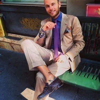 Dunkellila Krawatte kombinieren – 355 Elegante Herren Outfits: Geben Sie den bestmöglichen Look ab in einem beige Anzug und einer dunkellila Krawatte. Dunkellila Leder Slipper leihen Originalität zu einem klassischen Look.