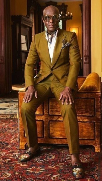 Schal kombinieren – 500+ Elegante Herren Outfits: Kombinieren Sie einen senf Anzug mit einem Schal für ein Alltagsoutfit, das Charakter und Persönlichkeit ausstrahlt. Entscheiden Sie sich für mehrfarbigen bedruckten Segeltuch Slipper, um Ihr Modebewusstsein zu zeigen.