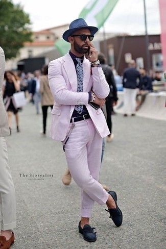 Schwarzen Wildledergürtel kombinieren – 133 Herren Outfits: Kombinieren Sie einen rosa Anzug mit einem schwarzen Wildledergürtel, um einen lockeren, aber dennoch stylischen Look zu erhalten. Fühlen Sie sich mutig? Entscheiden Sie sich für dunkelblauen Segeltuch Slipper.