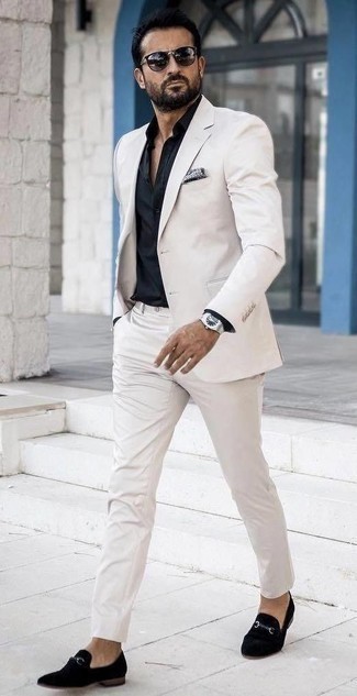 40 Jährige: Schwarzes Businesshemd kombinieren – 10 Elegante Herren Outfits warm Wetter: Entscheiden Sie sich für ein schwarzes Businesshemd und einen weißen Anzug, um vor Klasse und Perfektion zu strotzen. Fühlen Sie sich mutig? Ergänzen Sie Ihr Outfit mit schwarzen Samt Slippern.