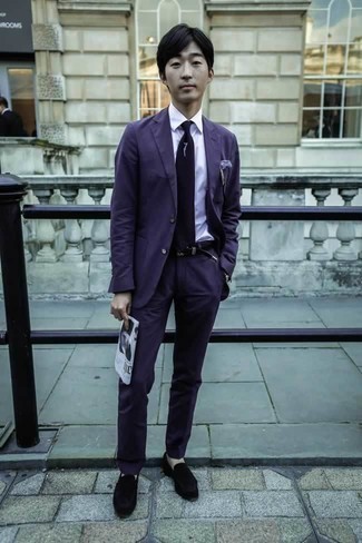 Teenager: Schwarze Samt Slipper kombinieren – 2 Herren Outfits: Kombinieren Sie einen violetten Anzug mit einem weißen Businesshemd für einen stilvollen, eleganten Look. Bringen Sie die Dinge durcheinander, indem Sie schwarzen Samt Slipper mit diesem Outfit tragen.