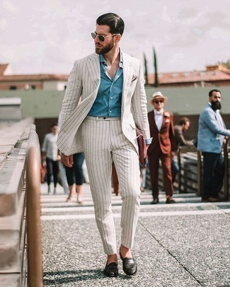 Weißen Anzug kombinieren – 155 Herren Outfits: Kombinieren Sie einen weißen Anzug mit einem hellblauen Businesshemd für eine klassischen und verfeinerte Silhouette. Suchen Sie nach leichtem Schuhwerk? Entscheiden Sie sich für schwarzen geflochtenen Leder Slipper für den Tag.