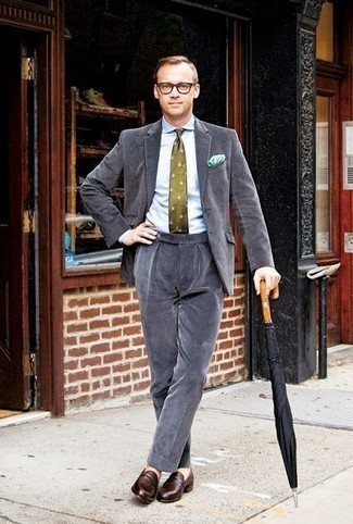 Dunkelgrüne gepunktete Krawatte kombinieren – 47 Elegante Herren Outfits warm Wetter: Kombinieren Sie einen grauen Anzug mit einer dunkelgrünen gepunkteten Krawatte für einen stilvollen, eleganten Look. Fühlen Sie sich ideenreich? Wählen Sie dunkelbraunen Leder Slipper.