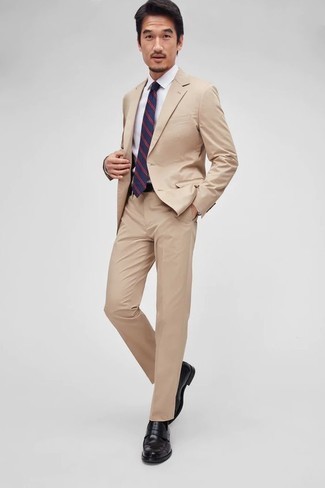 Beige Anzug kombinieren – 875+ Herren Outfits: Kombinieren Sie einen beige Anzug mit einem weißen Businesshemd für einen stilvollen, eleganten Look. Fühlen Sie sich mutig? Ergänzen Sie Ihr Outfit mit schwarzen Leder Slippern.