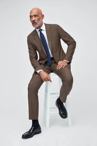 Blaue gepunktete Krawatte kombinieren – 466 Herren Outfits: Kombinieren Sie einen braunen Anzug mit einer blauen gepunkteten Krawatte für eine klassischen und verfeinerte Silhouette. Fühlen Sie sich ideenreich? Ergänzen Sie Ihr Outfit mit schwarzen Leder Slippern.