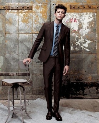 Teenager: Business Schuhe kombinieren – 292 Herren Outfits: Kombinieren Sie einen dunkelbraunen Anzug mit einem hellblauen Businesshemd für eine klassischen und verfeinerte Silhouette. Business Schuhe sind eine gute Wahl, um dieses Outfit zu vervollständigen.