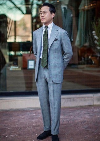 Dunkelgrüne bedruckte Krawatte kombinieren – 159 Elegante Herren Outfits: Kombinieren Sie einen hellblauen Anzug mit einer dunkelgrünen bedruckten Krawatte, um vor Klasse und Perfektion zu strotzen. Machen Sie diese Aufmachung leger mit dunkelblauen Wildleder Slippern.