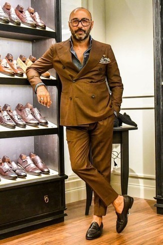 Braune geflochtene Leder Slipper kombinieren – 156 Herren Outfits: Erwägen Sie das Tragen von einem rotbraunen Anzug und einem blauen Chambray Businesshemd für einen stilvollen, eleganten Look. Fühlen Sie sich mutig? Vervollständigen Sie Ihr Outfit mit braunen geflochtenen Leder Slippern.