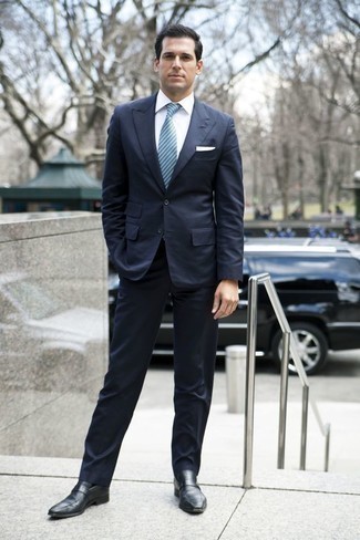 Hellblaue horizontal gestreifte Krawatte kombinieren – 27 Herren Outfits: Vereinigen Sie einen dunkelblauen Anzug mit einer hellblauen horizontal gestreiften Krawatte für einen stilvollen, eleganten Look. Suchen Sie nach leichtem Schuhwerk? Komplettieren Sie Ihr Outfit mit schwarzen Leder Slippern für den Tag.