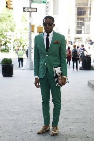 Welche Slipper mit dunkelgrünen Anzuges zu tragen – 127 Herren Outfits: Entscheiden Sie sich für einen dunkelgrünen Anzug und ein weißes Businesshemd für einen stilvollen, eleganten Look. Wählen Sie die legere Option mit Slippern.