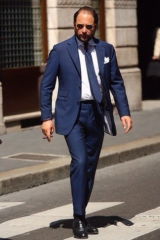 Blaue gepunktete Krawatte kombinieren – 466 Herren Outfits: Kombinieren Sie einen dunkelblauen Anzug mit einer blauen gepunkteten Krawatte für einen stilvollen, eleganten Look. Wenn Sie nicht durch und durch formal auftreten möchten, ergänzen Sie Ihr Outfit mit schwarzen Leder Slippern.