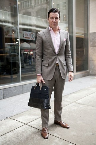 Fuchsia Einstecktuch kombinieren – 201 Herren Outfits: Kombinieren Sie einen grauen Anzug mit einem fuchsia Einstecktuch für ein großartiges Wochenend-Outfit. Braune Leder Slipper bringen Eleganz zu einem ansonsten schlichten Look.