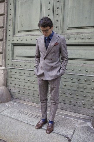 Dunkelblaue gepunktete Krawatte kombinieren – 466 Herren Outfits: Entscheiden Sie sich für einen grauen Anzug mit Schottenmuster und eine dunkelblaue gepunktete Krawatte, um vor Klasse und Perfektion zu strotzen. Suchen Sie nach leichtem Schuhwerk? Vervollständigen Sie Ihr Outfit mit braunen Leder Slippern für den Tag.