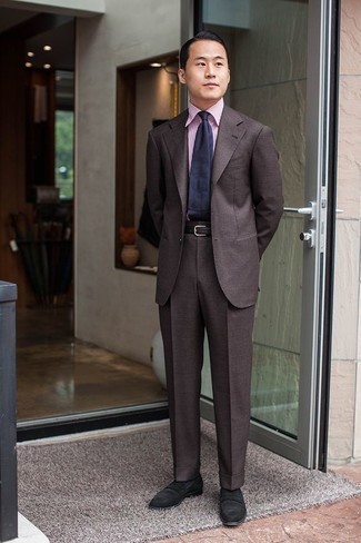 Schwarze Wildleder Slipper kombinieren – 500+ Herren Outfits: Kombinieren Sie einen braunen Anzug mit einem rosa vertikal gestreiften Businesshemd, um vor Klasse und Perfektion zu strotzen. Schwarze Wildleder Slipper sind eine gute Wahl, um dieses Outfit zu vervollständigen.