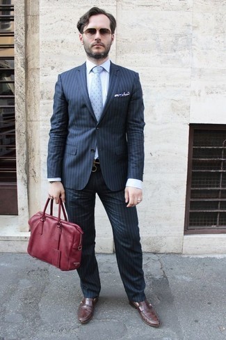 Hellblaue Krawatte kombinieren – 188 Herren Outfits: Vereinigen Sie einen dunkelblauen vertikal gestreiften Anzug mit einer hellblauen Krawatte, um vor Klasse und Perfektion zu strotzen. Braune Leder Slipper verleihen einem klassischen Look eine neue Dimension.