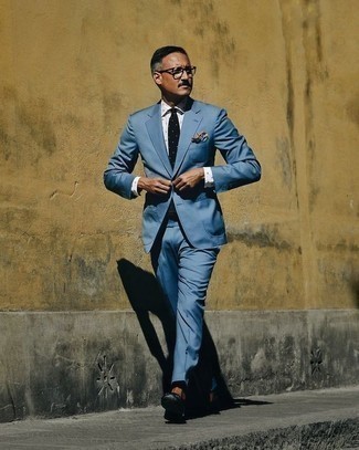 40 Jährige: Welche Businesshemden mit blauen Anzuges zu tragen – 109 Sommer Herren Outfits: Entscheiden Sie sich für einen blauen Anzug und ein Businesshemd für eine klassischen und verfeinerte Silhouette. Schwarze Leder Slipper verleihen einem klassischen Look eine neue Dimension. Was für eine geniale Sommer-Look Idee!