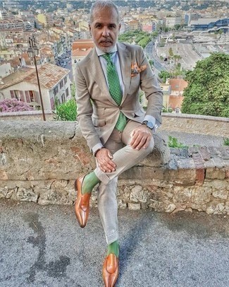 Mintgrüne Socken kombinieren – 100 Herren Outfits: Tragen Sie einen hellbeige Anzug und mintgrünen Socken für ein Alltagsoutfit, das Charakter und Persönlichkeit ausstrahlt. Fühlen Sie sich ideenreich? Vervollständigen Sie Ihr Outfit mit rotbraunen Leder Slippern.
