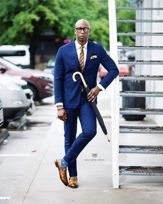 Gelbe horizontal gestreifte Krawatte kombinieren – 38 Herren Outfits: Tragen Sie einen blauen Anzug und eine gelbe horizontal gestreifte Krawatte für eine klassischen und verfeinerte Silhouette. Suchen Sie nach leichtem Schuhwerk? Vervollständigen Sie Ihr Outfit mit rotbraunen Leder Slippern für den Tag.