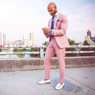 Rosa Anzug kombinieren – 55 Herren Outfits: Machen Sie sich mit einem rosa Anzug und einem hellblauen Businesshemd einen verfeinerten, eleganten Stil zu Nutze. Wenn Sie nicht durch und durch formal auftreten möchten, komplettieren Sie Ihr Outfit mit weißen Wildleder Slippern.