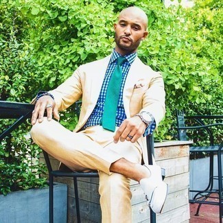 Grüne gepunktete Krawatte kombinieren – 9 Herren Outfits: Geben Sie den bestmöglichen Look ab in einem beige Anzug und einer grünen gepunkteten Krawatte. Fühlen Sie sich ideenreich? Vervollständigen Sie Ihr Outfit mit weißen Wildleder Slippern.