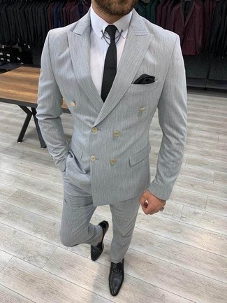 30 Jährige: Schwarze Leder Slipper kombinieren – 500+ Elegante Herren Outfits: Entscheiden Sie sich für einen klassischen Stil in einem grauen Anzug und einem weißen Businesshemd. Bringen Sie die Dinge durcheinander, indem Sie schwarzen Leder Slipper mit diesem Outfit tragen.