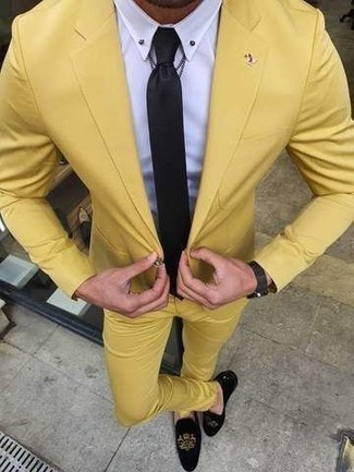 Orange Anzug kombinieren – 24 Herren Outfits: Kombinieren Sie einen orange Anzug mit einem weißen Businesshemd für eine klassischen und verfeinerte Silhouette. Schwarze bestickte Samt Slipper verleihen einem klassischen Look eine neue Dimension.