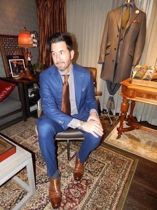 40 Jährige: Blaue Socken kombinieren – 82 Elegante Herren Outfits: Kombinieren Sie einen blauen Anzug mit blauen Socken für ein Alltagsoutfit, das Charakter und Persönlichkeit ausstrahlt. Fühlen Sie sich ideenreich? Vervollständigen Sie Ihr Outfit mit rotbraunen Leder Slippern.