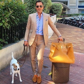 Braunen Koffer kombinieren – 19 Herren Outfits: Kombinieren Sie einen beige Anzug mit einem braunen Koffer, um einen lockeren, aber dennoch stylischen Look zu erhalten. Fühlen Sie sich ideenreich? Wählen Sie beige Wildleder Slipper.