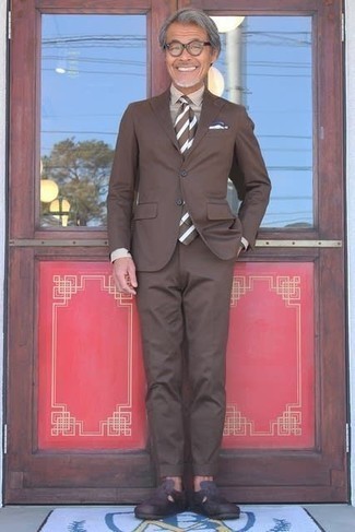 Dunkelbraune horizontal gestreifte Krawatte kombinieren – 172 Herren Outfits: Kombinieren Sie einen braunen Anzug mit einer dunkelbraunen horizontal gestreiften Krawatte für eine klassischen und verfeinerte Silhouette. Fühlen Sie sich mutig? Entscheiden Sie sich für dunkelbraunen Leder Slipper.