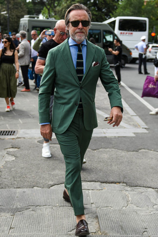50 Jährige: Olivgrünen Anzug kombinieren – 26 Herren Outfits warm Wetter: Kombinieren Sie einen olivgrünen Anzug mit einem hellblauen Businesshemd für eine klassischen und verfeinerte Silhouette. Dunkelbraune Leder Slipper liefern einen wunderschönen Kontrast zu dem Rest des Looks.